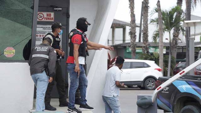 Ecuador: Các tay súng xông vào trường quay bắt phóng viên làm con tin - Ảnh 1.