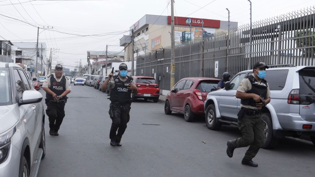 Ecuador: Các tay súng xông vào trường quay bắt phóng viên làm con tin - Ảnh 2.