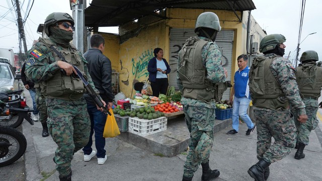 Ecuador: Các tay súng xông vào trường quay bắt phóng viên làm con tin - Ảnh 3.