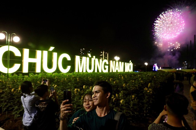 Mãn nhãn với màn pháo hoa chào mừng năm mới tại TP Hồ Chí Minh - Ảnh 3.