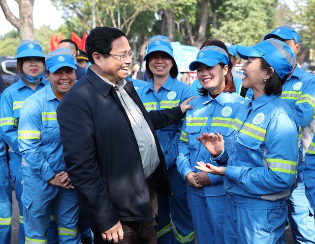 Thủ tướng Phạm Minh Chính thăm, chúc Tết công nhân, người lao động, lực lượng trực Tết tại Hà Nội - Ảnh 4.