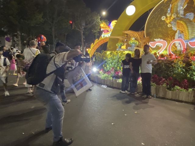 Bình Thuận: Dòng người đổ về đường hoa Phan Thiết du xuân - Ảnh 1.