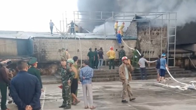 Hòa Bình: Cháy chợ huyện, gần 40 ki-ốt hàng bị thiêu rụi - Ảnh 1.