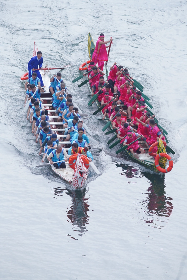 Tuyên Quang: Sôi nổi lễ hội đua thuyền trên sông Lô đầu năm mới - Ảnh 1.