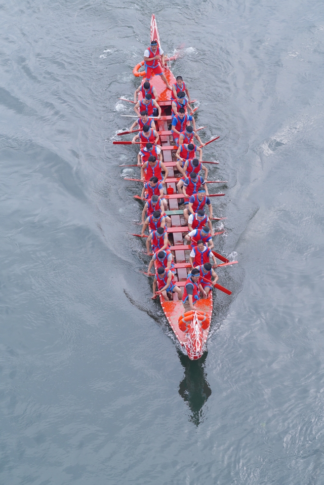 Tuyên Quang: Sôi nổi lễ hội đua thuyền trên sông Lô đầu năm mới - Ảnh 2.