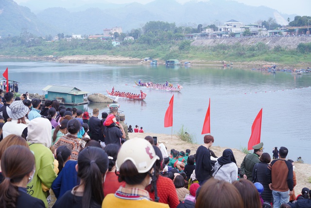 Tuyên Quang: Sôi nổi lễ hội đua thuyền trên sông Lô đầu năm mới - Ảnh 6.