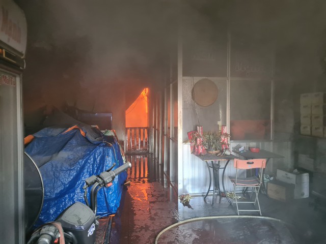Cháy tiệm bánh, cảnh sát PCCC và người dân phá cửa sắt để dập lửa - Ảnh 2.