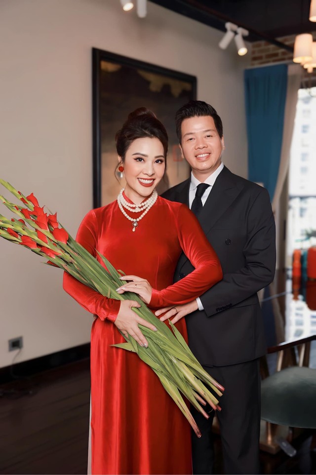 Các mỹ nhân Việt tình tứ bên nửa kia, khoe quà Valentine cực lãng mạn - Ảnh 7.