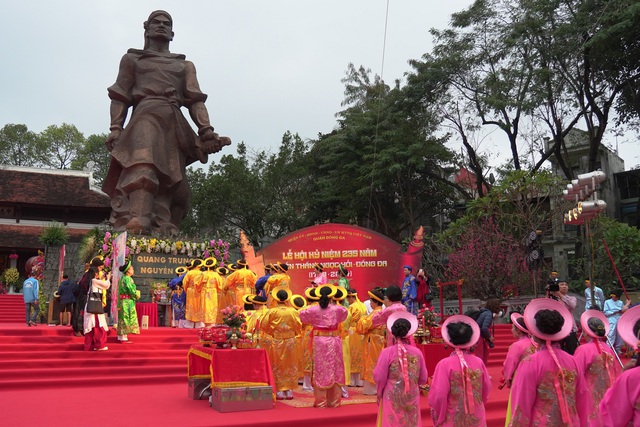 Lãnh đạo TP Hà Nội dâng hương tưởng nhớ Hoàng đế Quang Trung tại lễ hội Gò Đống Đa - Ảnh 4.