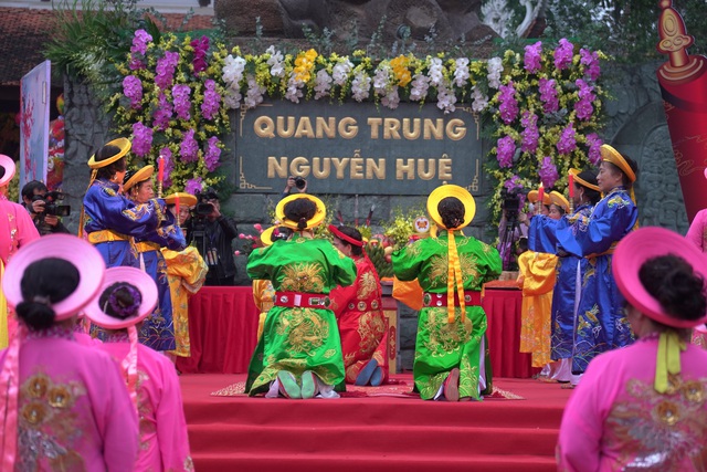 Lãnh đạo TP Hà Nội dâng hương tưởng nhớ Hoàng đế Quang Trung tại lễ hội Gò Đống Đa - Ảnh 3.