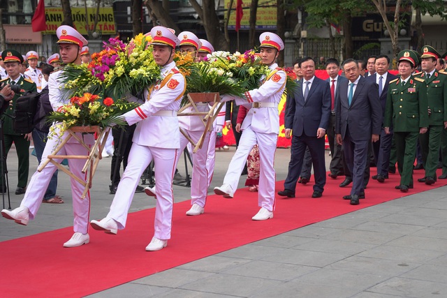 Lãnh đạo TP Hà Nội dâng hương tưởng nhớ Hoàng đế Quang Trung tại lễ hội Gò Đống Đa - Ảnh 2.