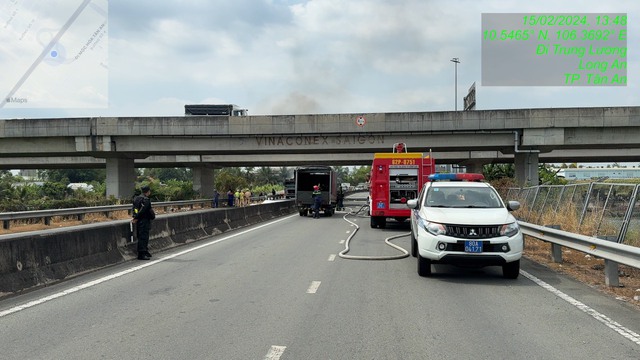 Cháy  xe bồn chở xăng trên cao tốc TP Hồ Chí Minh - Trung Lương - Ảnh 2.