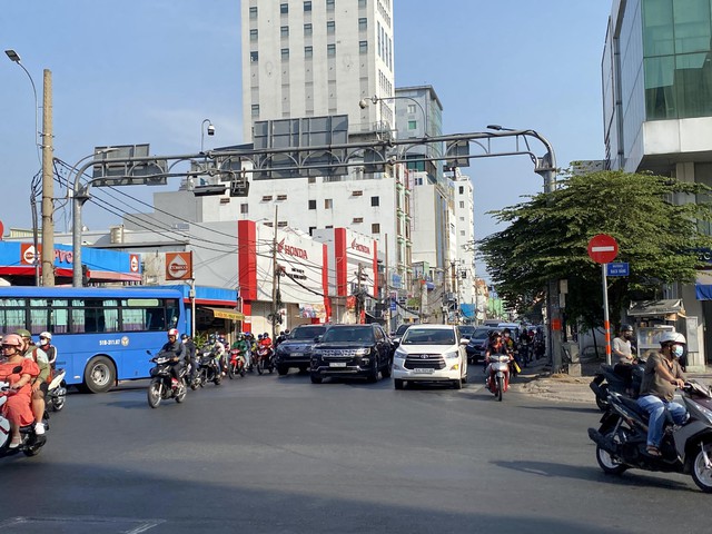 Giao thông TP Hồ Chí Minh thông thoáng ngày đầu tiên đi làm sau Tết - Ảnh 1.