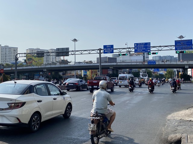 Giao thông TP Hồ Chí Minh thông thoáng ngày đầu tiên đi làm sau Tết - Ảnh 2.