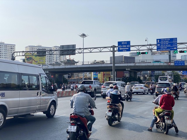 Giao thông TP Hồ Chí Minh thông thoáng ngày đầu tiên đi làm sau Tết - Ảnh 3.