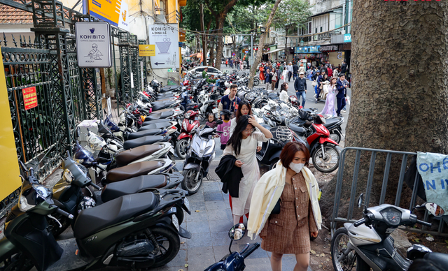 Nhiều điểm trông giữ xe ở Hà Nội thu tiền cao gấp 3 quy định - Ảnh 1.