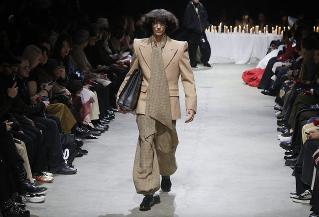 Tuần lễ thời trang New York 2024: Nỗ lực đổi mới quy tắc ăn mặc - Ảnh 7.