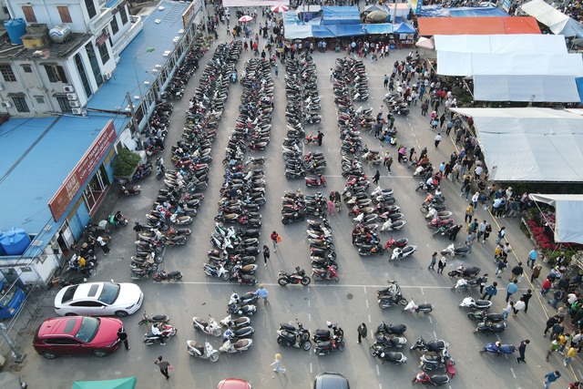 Biển người về chợ Viềng “mua vận may” ở Nam Định - Ảnh 5.