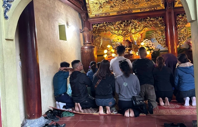 Chen chân gieo quẻ xin xăm tại đền thờ Bà Hải - Ảnh 3.