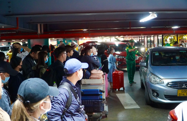 Sân bay Tân Sơn Nhất lập kỷ lục đón 151.000 khách trong một ngày - Ảnh 1.