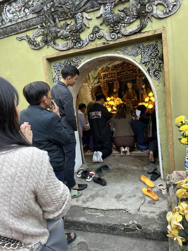 Chen chân gieo quẻ xin xăm tại đền thờ Bà Hải - Ảnh 4.