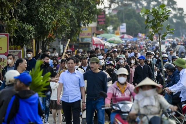 Biển người về chợ Viềng “mua vận may” ở Nam Định - Ảnh 2.