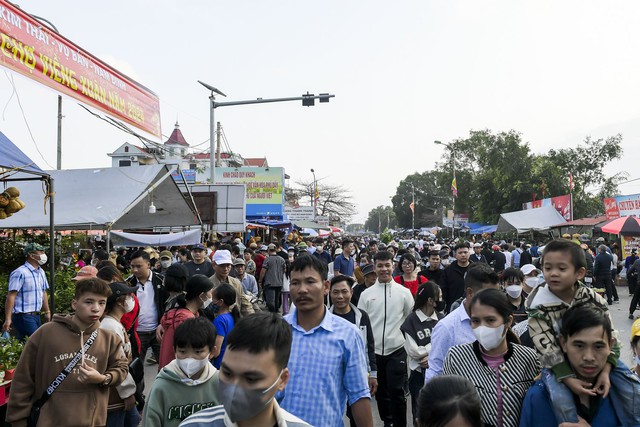Biển người về chợ Viềng “mua vận may” ở Nam Định - Ảnh 4.