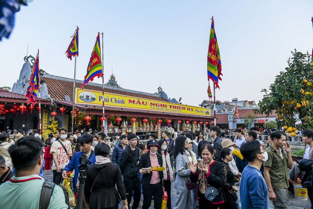 Biển người về chợ Viềng “mua vận may” ở Nam Định - Ảnh 7.