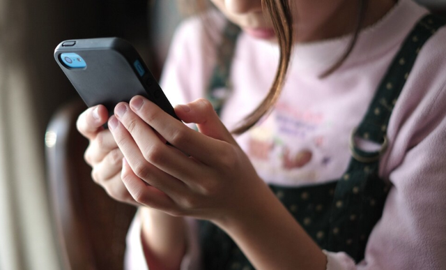 Hàng nghìn phụ huynh ở Anh tham gia phong trào một tuổi thơ không có điện thoại thông minh - Ảnh 1.