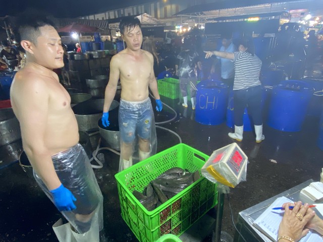 Chợ cá lóc ở TP Hồ Chí Minh nhộn nhịp ngày vía Thần Tài - Ảnh 4.