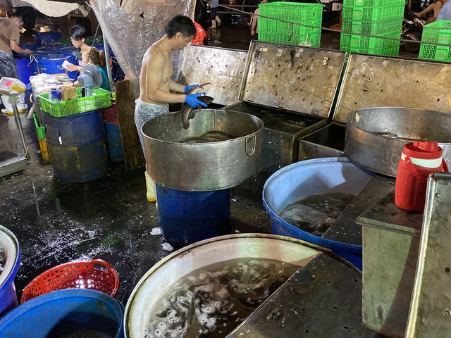 Chợ cá lóc ở TP Hồ Chí Minh nhộn nhịp ngày vía Thần Tài - Ảnh 6.