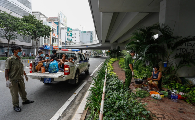 TP Hồ Chí Minh mở đợt cao điểm thu dung người vô gia cư, lang thang - Ảnh 1.