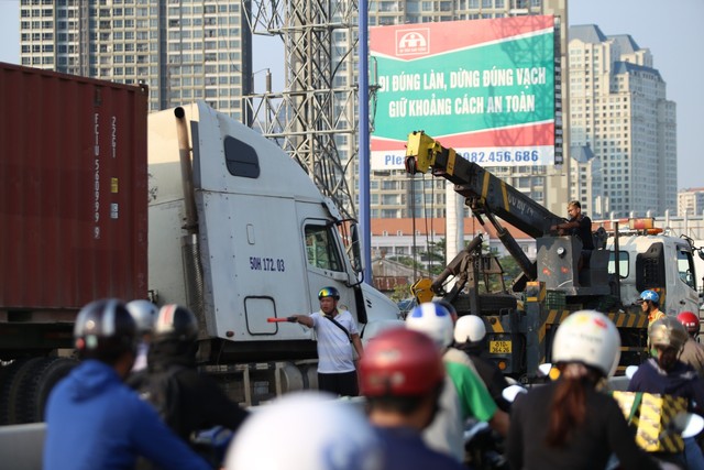 Cửa ngõ TP Hồ Chí Minh ùn tắc 3 km do xe container tông dải phân cách cầu Sài Gòn - Ảnh 3.