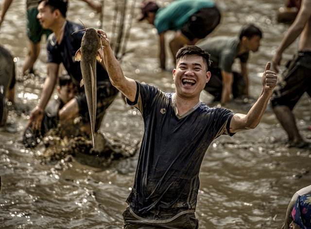 Độc đáo Lễ hội bắt cá bằng tay không mừng năm mới ở Tuyên Quang - Ảnh 8.