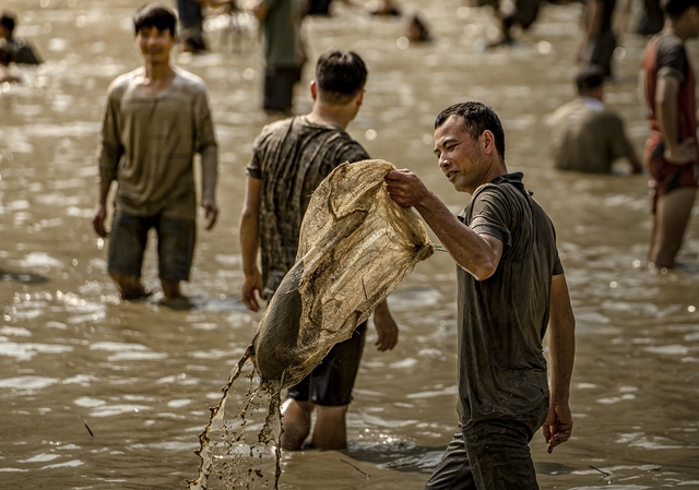 Độc đáo Lễ hội bắt cá bằng tay không mừng năm mới ở Tuyên Quang - Ảnh 5.
