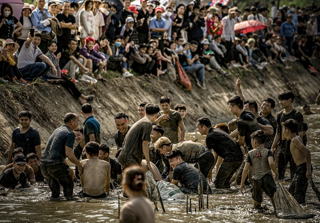 Độc đáo Lễ hội bắt cá bằng tay không mừng năm mới ở Tuyên Quang - Ảnh 1.