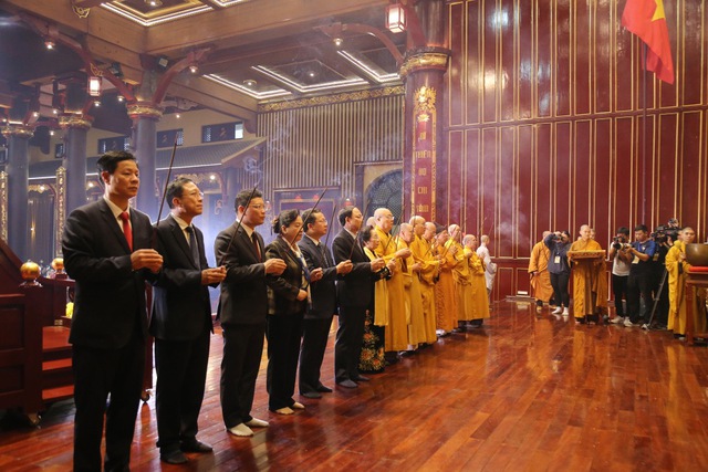 Hàng vạn du khách tham dự khai hội Xuân Yên Tử năm 2024 - Ảnh 2.
