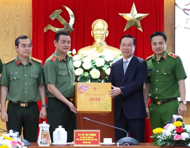 Chủ tịch nước Võ Văn Thưởng thăm, chúc Tết tại TP Hồ Chí Minh - Ảnh 1.