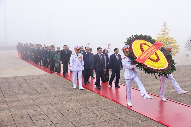 Lãnh đạo Đảng, Nhà nước vào Lăng viếng Chủ tịch Hồ Chí Minh nhân kỷ niệm 94 năm Ngày thành lập Đảng - Ảnh 1.
