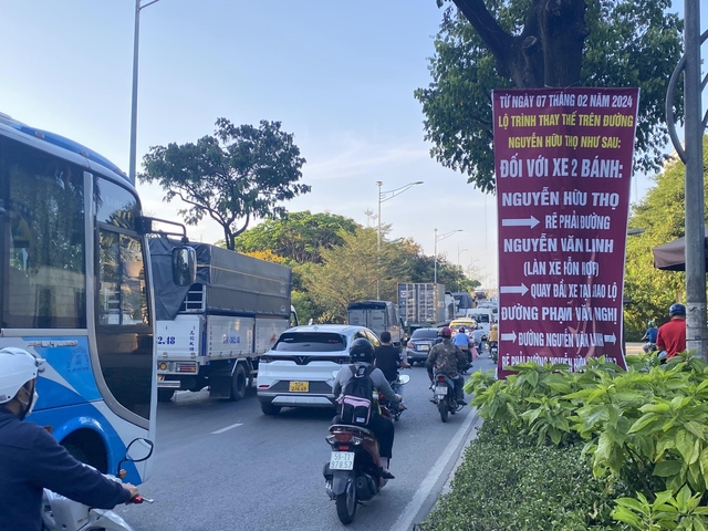 TP Hồ Chí Minh: Tình trạng giao thông sau khi đóng nút giao Nguyễn Văn Linh - Nguyễn Hữu Thọ như thế nào? - Ảnh 2.