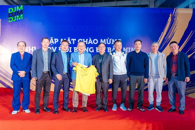 HLV Park Hang Seo kí hợp đồng với đội bóng hạng Nhì tại Việt Nam - Ảnh 1.