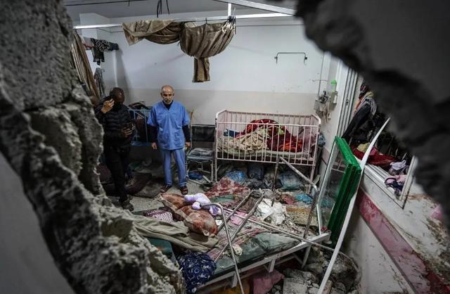 WHO sơ tán bệnh nhân khỏi bệnh viện bị tấn công ở Dải Gaza - Ảnh 1.