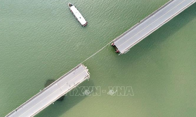 Trung Quốc: Sà lan đâm gãy đôi cầu, nhiều phương tiện rơi xuống sông - Ảnh 1.