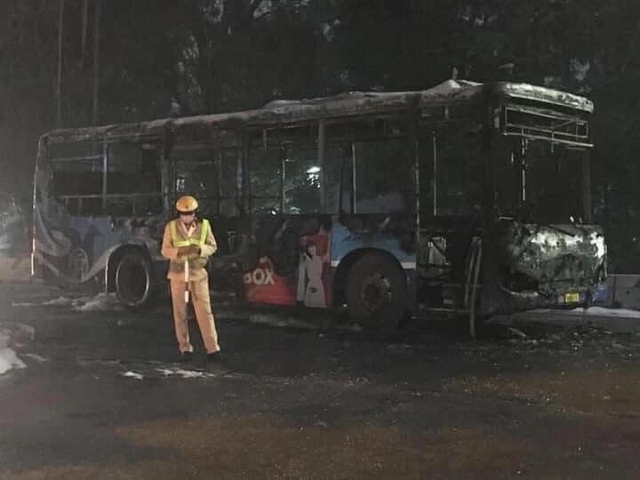 Xe bus đang chạy bất ngờ bốc cháy dữ dội ở Hà Nội - Ảnh 2.
