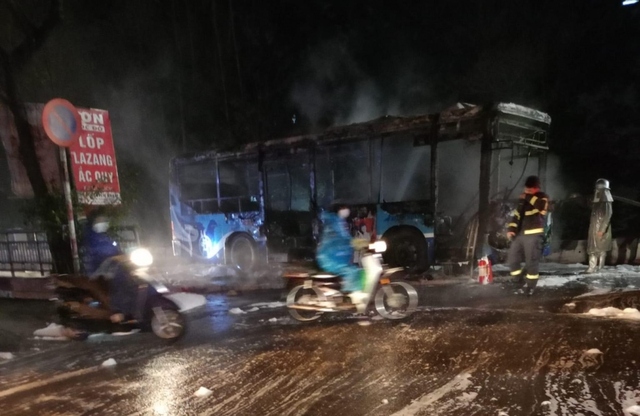 Xe bus đang chạy bất ngờ bốc cháy dữ dội ở Hà Nội - Ảnh 1.