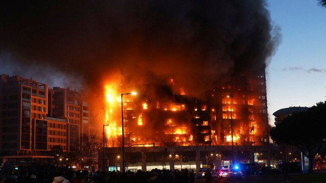 Cháy lớn nhấn chìm tòa nhà chung cư ở Tây Ban Nha, ít nhất 4 người tử vong - Ảnh 1.