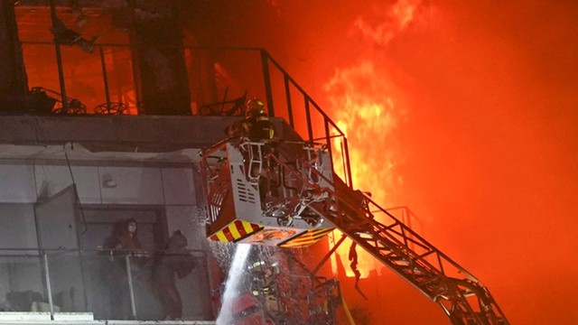 Cháy lớn nhấn chìm tòa nhà chung cư ở Tây Ban Nha, ít nhất 4 người tử vong - Ảnh 2.
