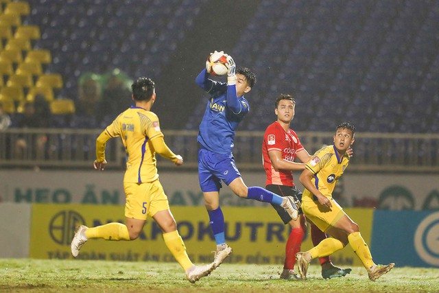 Vòng 10 V.League 2023/24 | Công An Hà Nội vượt qua Sông Lam Nghệ An với tỉ số tối thiểu - Ảnh 1.