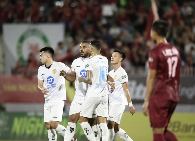 Vòng 10 V.League 2023/24 | Đội đầu bảng Thép Xanh Nam Định gục ngã ở Quy Nhơn - Ảnh 1.