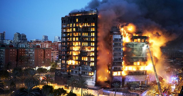 Tưởng niệm các nạn nhân vụ cháy nhà tại Valencia - Ảnh 1.